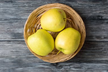 Tahta yüzeyde tatlı sarı elmalar, makro..