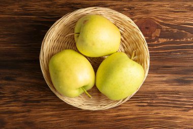 Tahta yüzeyde tatlı sarı elmalar, makro..