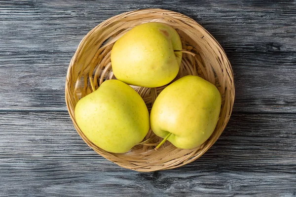Tahta yüzeyde tatlı sarı elmalar, makro..