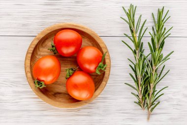 Ahşap bir masada baharatlı taze domatesler, üst manzara, makro..
