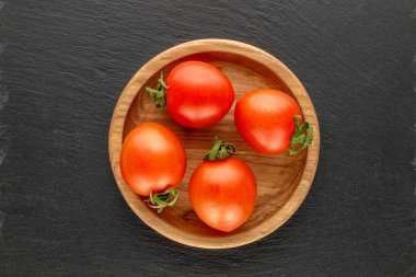 Taze domatesler kayrak taşı üzerinde, üst manzara, makro.