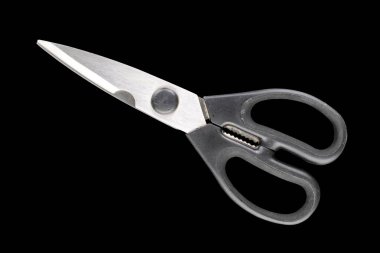 Mutfak makası siyah arkaplanda izole edilmiş, yakın plan..