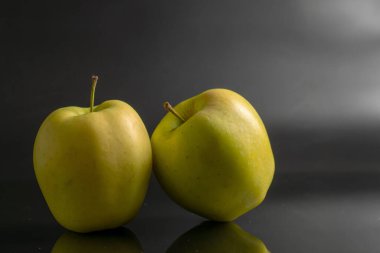 Arkaplanda elmalar, yakın plan..