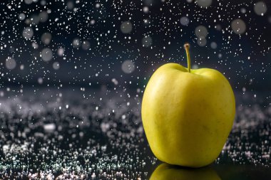 Arkaplanda elmalar, yakın plan..