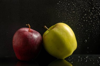 Arkaplanda elmalar, yakın plan..