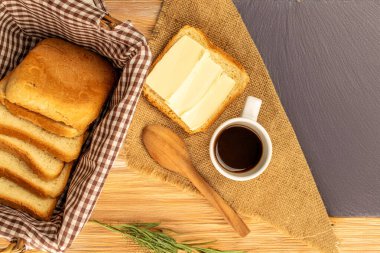 Tereyağlı tost ekmeği ve ahşap bir masada bir fincan kahve, yakın plan, üst manzara..