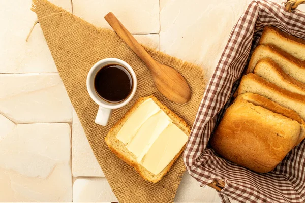 Tereyağlı kızarmış ekmek ve kahve seramik bir masada, yakın plan, üst manzara..