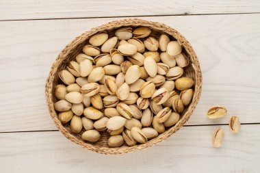 Ahşap bir masada tuzsuz şam fıstığı, yakın plan, üst manzara..