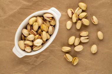 Kraft kağıdında tuzsuz fıstık, makro, üst manzara..