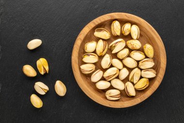 Tuzsuz şam fıstığı, kayrak taşı, makro, üst manzara..