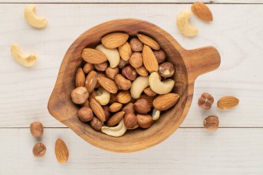 Tahta bir masada kaju, badem ve fındık, makro, üst manzara..