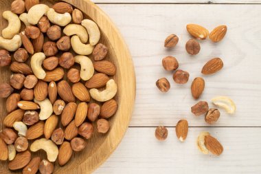 Tahta bir masada kaju, badem ve fındık, makro, üst manzara..