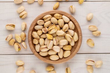 Ahşap bir masada tuzsuz şam fıstığı, yakın plan, üst manzara..