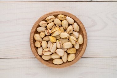 Ahşap bir masada tuzsuz şam fıstığı, yakın plan, üst manzara..