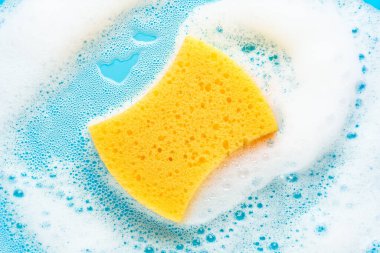 Mutfak süngeri köpüklü deterjan, makro, üst manzara..