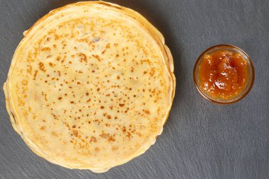 Reçelli, üst manzaralı, makroyla kayrak taşında tatlı krepler..