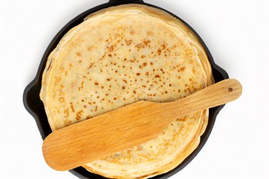 Beyaz arka planda tavada tatlı gözlemeler, üst manzara, yakın plan..