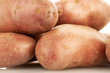 Soyulmamış pembe patates, beyaz arka planda izole edilmiş, yakın plan..