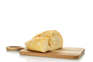 Beyaz arka planda beyaz buğday çöreği, makro.