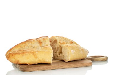 Beyaz arka planda beyaz buğday çöreği, makro.