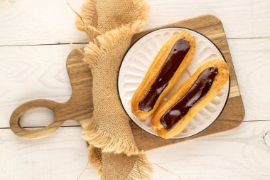 Ahşap bir masanın üzerinde mutfak aletleri olan çikolatalı ekler, yakın çekim, üst manzara..