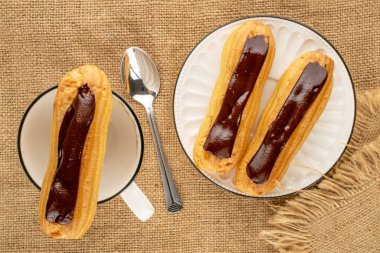 Jüt bezinde mutfak aletleri olan çikolatalı ekler, yakın çekim, üst manzara..