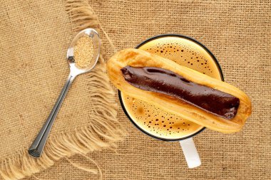 Jüt bezinde mutfak aletleri olan çikolatalı ekler, yakın çekim, üst manzara..
