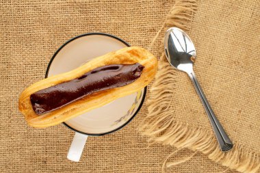 Jüt bezinde mutfak aletleri olan çikolatalı ekler, yakın çekim, üst manzara..