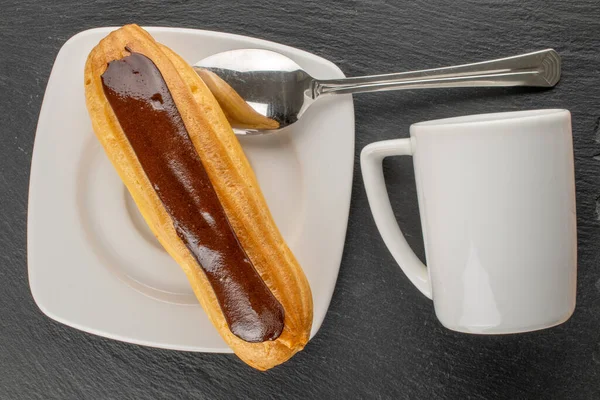 Tatlı çikolata ekleri. mutfak gereçleri taşın üstünde, yakın plan, üst manzara..