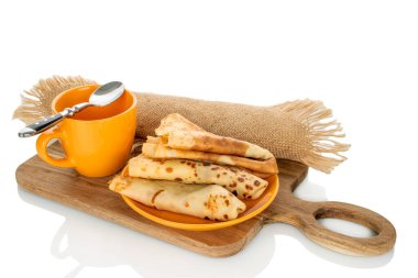 Beyaz arka planda mutfak aletleri olan leziz krepler, yakın plan..