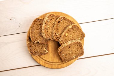 Tahta bir masada tahıllı ekmek, yakın çekim, üst manzara..