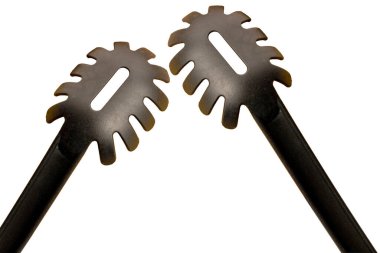 Isıya dayanıklı naylondan yapılmış spagetti kaşığı beyaz arka planda izole edilmiş, yakın plan..