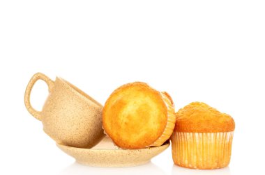 Mutfak aletli tatlı kekler, makro, beyaz arka planda izole edilmiş..