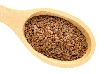 Beyaz arka planda mutfak gereçleri olan keten tohumları, üst görünüm, makro.