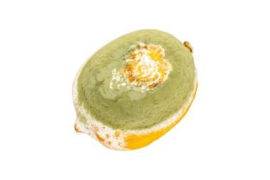 Bozuk limon beyaz arkaplanda izole edilmiş, makro.