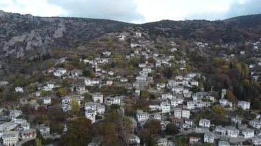 Pelion Dağı 'ndaki Makrinitsa köyü, Sonbahar, Hava manzarası, Magnesia, Teselya, Yunanistan