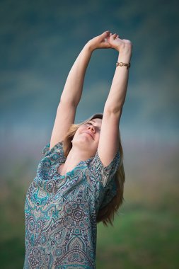 Açık havada kadın streç