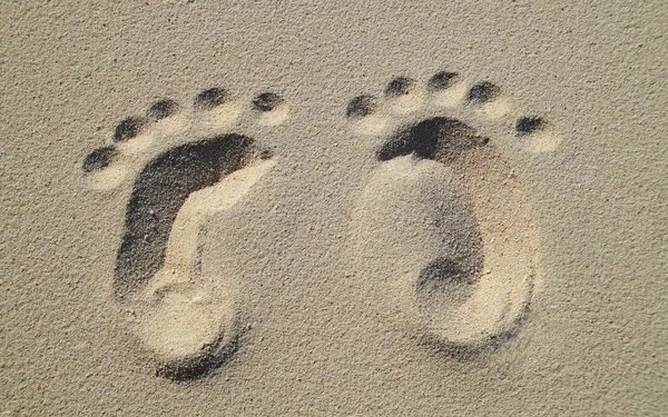 宝宝脚在沙子里 图库照片