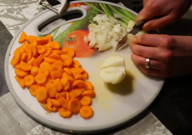 Bir adam tarafından kesme sebze