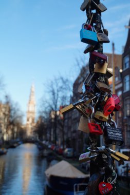 Bir asma köprü Hollanda'da bir kablosu üzerinde güvenli kilitler