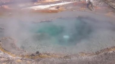 Kaynar su Yellowstone Milli Parkı'nda ile mavi bahar