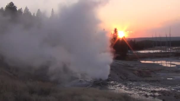 Coucher de soleil dans la fumée d'un geyser 