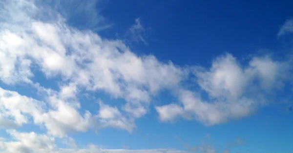 Cielo azul con nubes blancas Fotos De Stock Sin Royalties Gratis