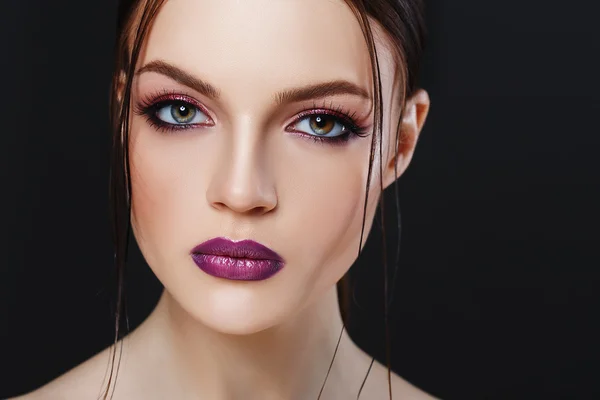 Parlak makyaj yakın çekim ile güzel seksi kız portresi