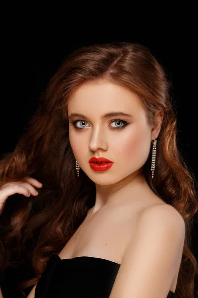 Beautiful sexy girl with red lips and clean skin. Redhead model — Stock Photo, Image