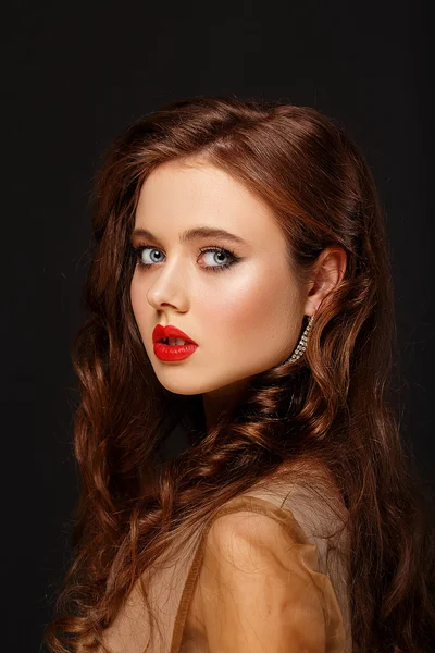 Mooi sexy meisje met rode lippen en schone huid. Roodharig model — Stockfoto