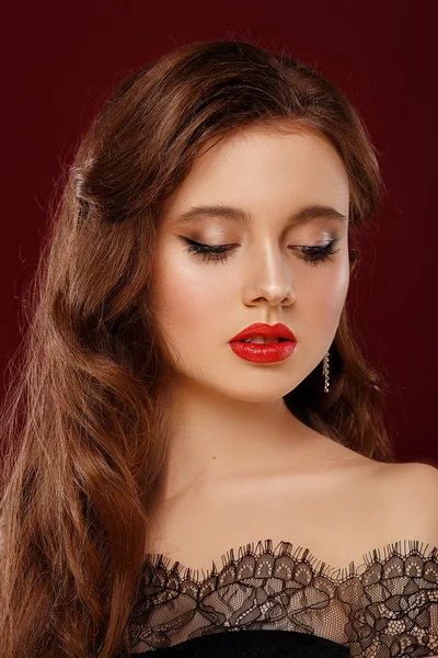 Kırmızı dudaklar ve temiz cilt ile güzel seksi kız. Kızıl saçlı modeli — Stok fotoğraf