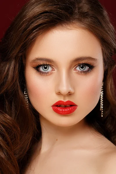 Femme visage avec lèvres rouges et cheveux rouges gros plan . — Photo