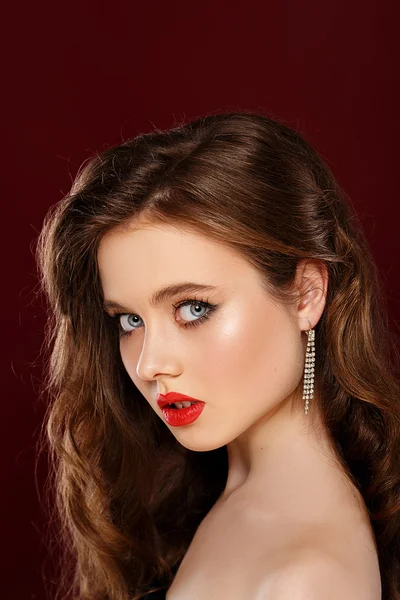 Belle fille sexy avec des lèvres rouges et une peau propre. Modèle rousse — Photo