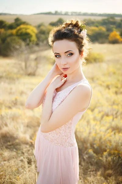 美丽的伴娘，玫瑰石英中黄色的裙子 — 图库照片